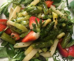 Salat mit grünem und weißem Spargel